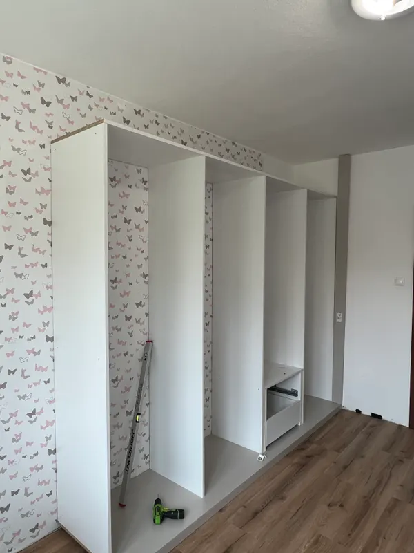 Vstavaná skriňa s regálovým systémom a vstavaným stolom – Tvrdošín, fotka 1