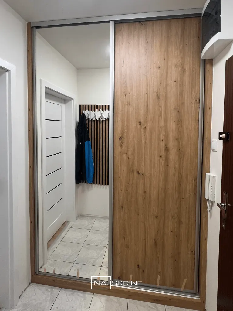 Skriňa do predsiene so zrkadlom a drevodekorom