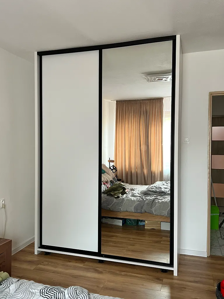 Vstavaná skriňa v čiernobielom prevedení